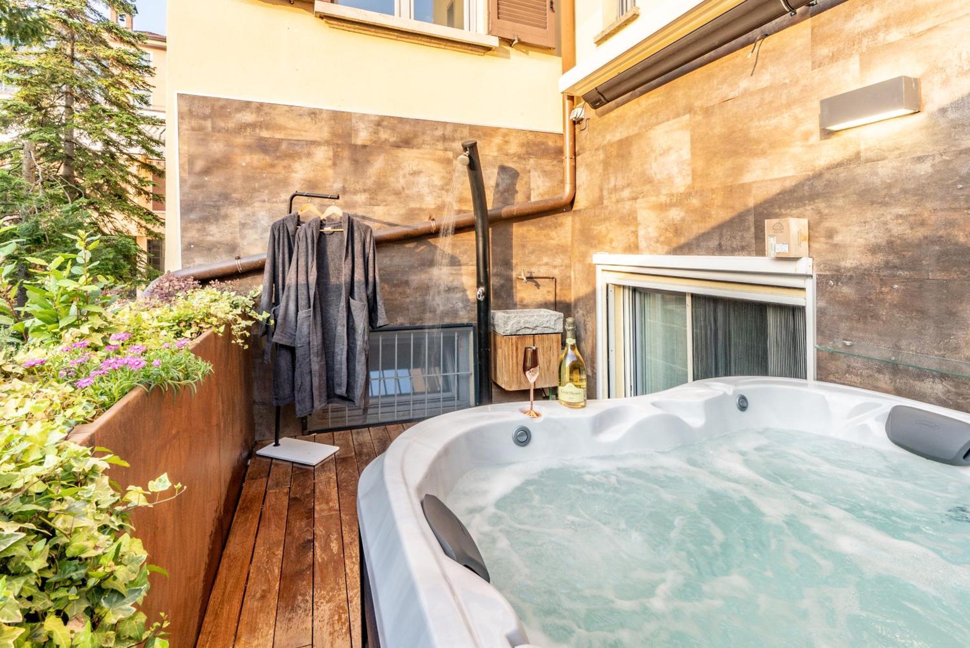 Luxe & Central Haven - Jacuzzi, Sauna, Steam, Private Parking Como Exterior foto